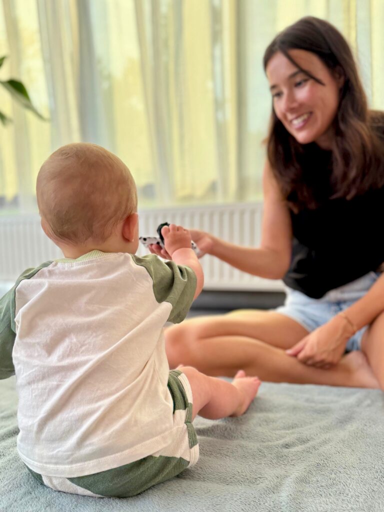 Moeder die aan het ontdekken is met baby bij BabyBeleving