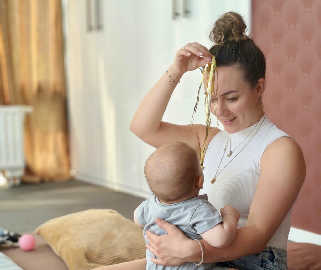 Moeder spelend met kind bij Babybeleving